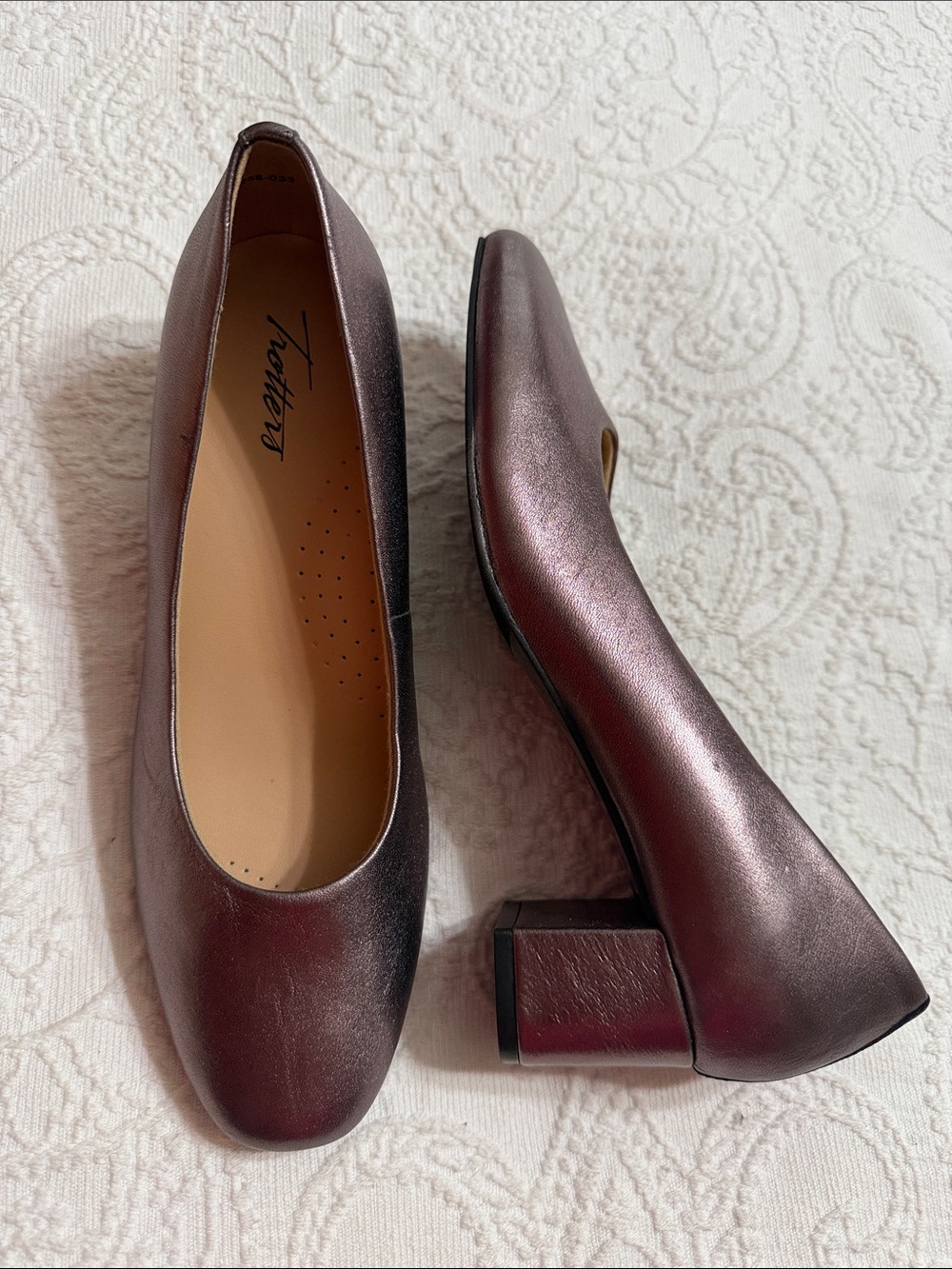 NWOT! Trotters Size 7.5M Metallic Plum Low Block Heel Pumps